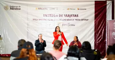 Claudia Agat�n entrega de becas
