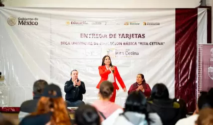 Claudia Agat�n entrega de becas