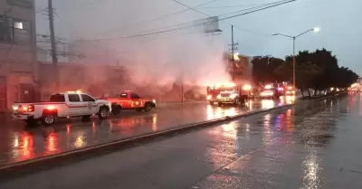 Incendio en local comercial provoc� cierre del bulevar D�az Ordaz