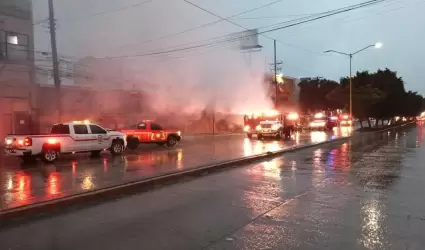 Incendio en local comercial provoc� cierre del bulevar D�az Ordaz