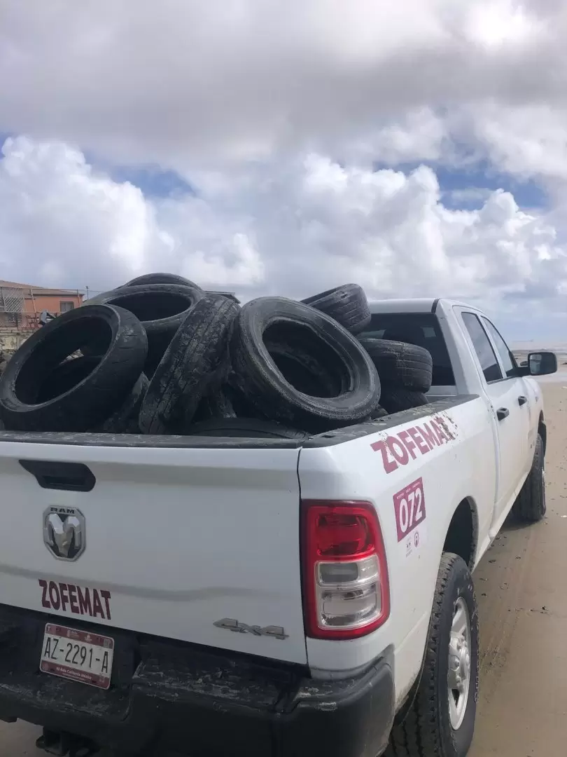 Limpieza de playa tras fuertes lluvias