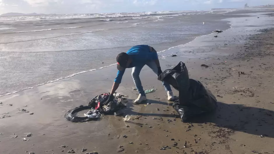 Limpieza de playa tras fuertes lluvias