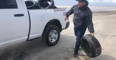 Limpieza de playa tras fuertes lluvias