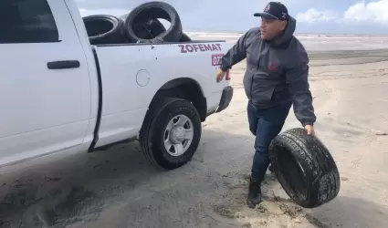 Limpieza de playa tras fuertes lluvias