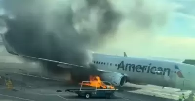 Avi�n de American Airlines se incendia