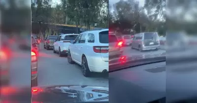 Reportan autos estacionados en Red Lane presuntamente para cruce r�pido