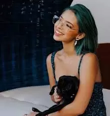 �ngela Aguilar con el cabello verde