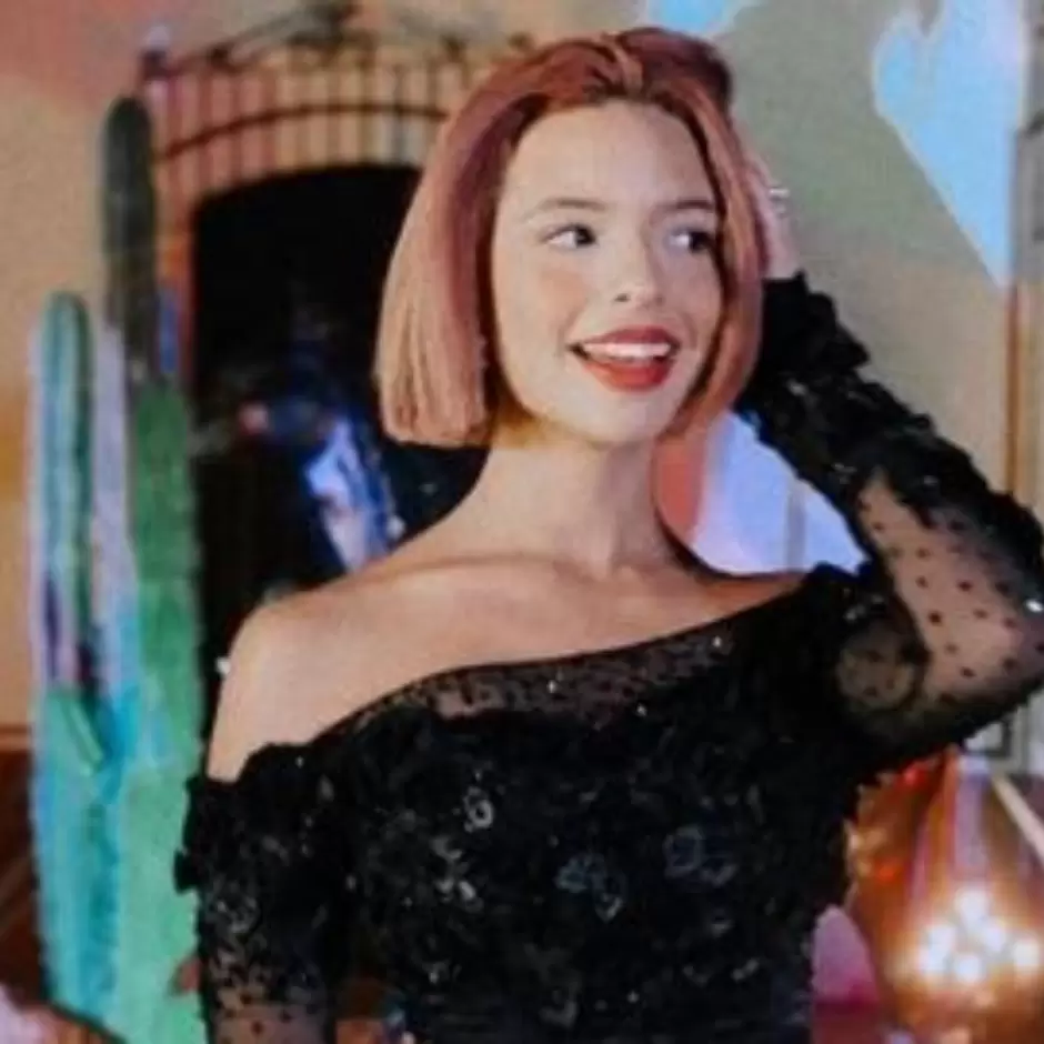 �ngela Aguilar con el cabello rosa