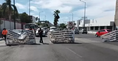 Viudas de polic�as realizan bloqueo vial