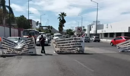 Viudas de polic�as realizan bloqueo vial
