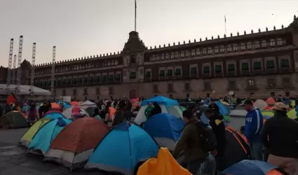 Plant�n de la CNTE en el Z�calo
