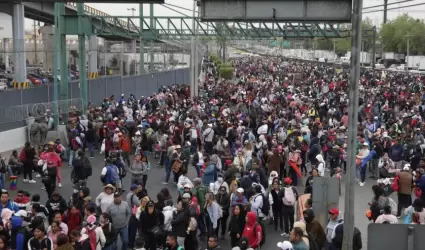 Bloqueo de maestros de la CNTE a la altura del Aeropuerto Internacional de la C