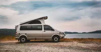 Viajar en coche brinda libertad, comodidad y flexibilidad para familias.
