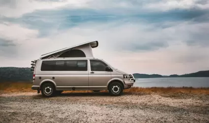 Viajar en coche brinda libertad, comodidad y flexibilidad para familias.