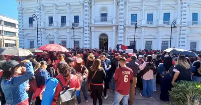 Maestros de escuelas federalizadas se manifiestan afuera de Palacio de Gobierno