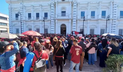 Maestros de escuelas federalizadas se manifiestan afuera de Palacio de Gobierno