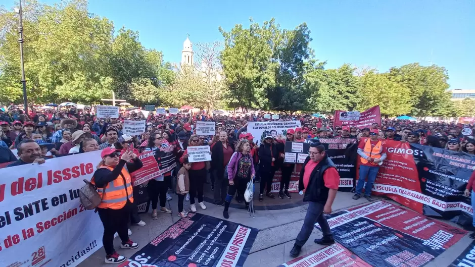 Maestros de escuelas federalizadas se manifiestan afuera de Palacio de Gobierno