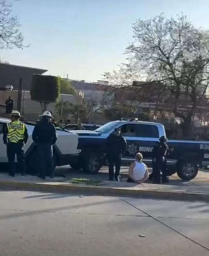 Cybertruck causa persecuci�n y choque en Tijuana