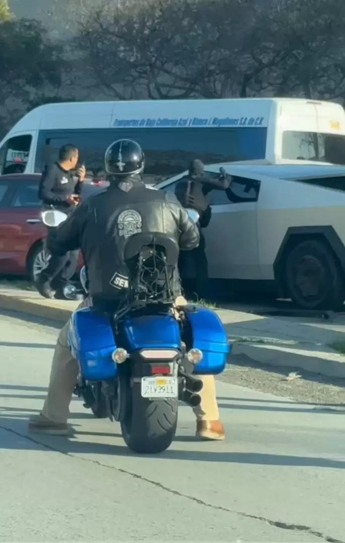 Cybertruck causa persecuci�n y choque en Tijuana