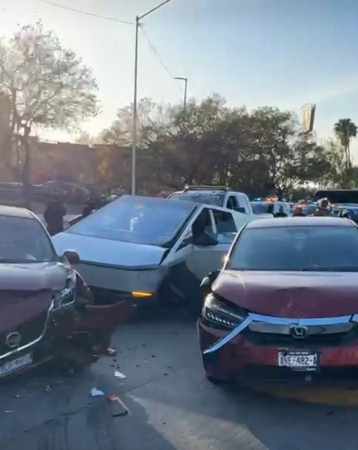 Cybertruck causa persecuci�n y choque en Tijuana