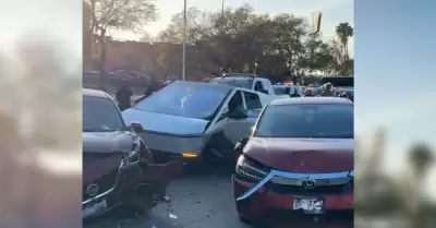 Cybertruck causa persecuci�n y choque en Tijuana