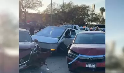 Cybertruck causa persecuci�n y choque en Tijuana