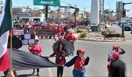 Marcha de maestros federalizados en Hermosillo