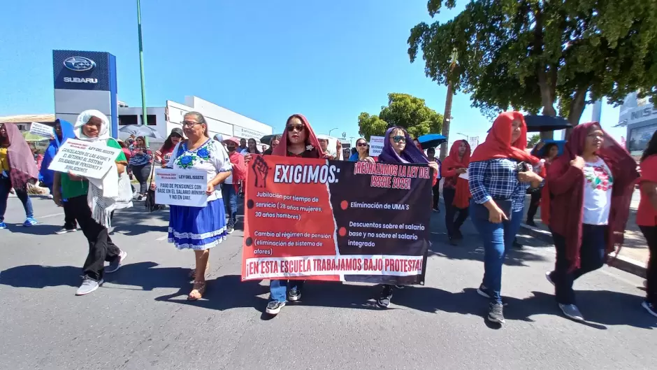 Marcha de maestros federalizados en Hermosillo