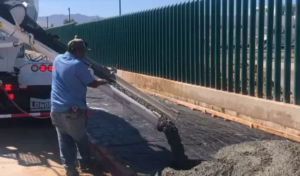 Construyen banquetas frente al nuevo hospital del IMSS