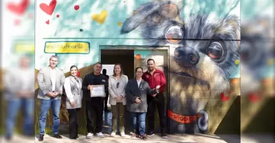 Presidenta Roc�o Adame y regidora Joanna Garay, inauguran mural en la perrera mu