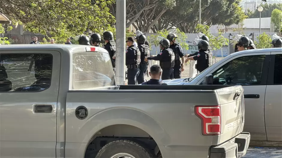 FGE y FESC de BC desalojan parque Benito Ju�rez; hay dos detenidos