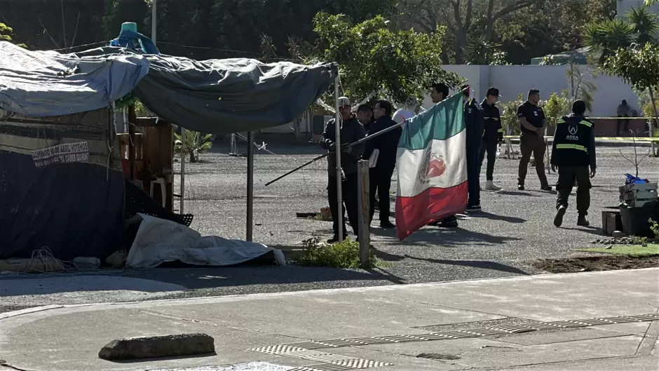 FGE y FESC de BC desalojan parque Benito Ju�rez; hay dos detenidos
