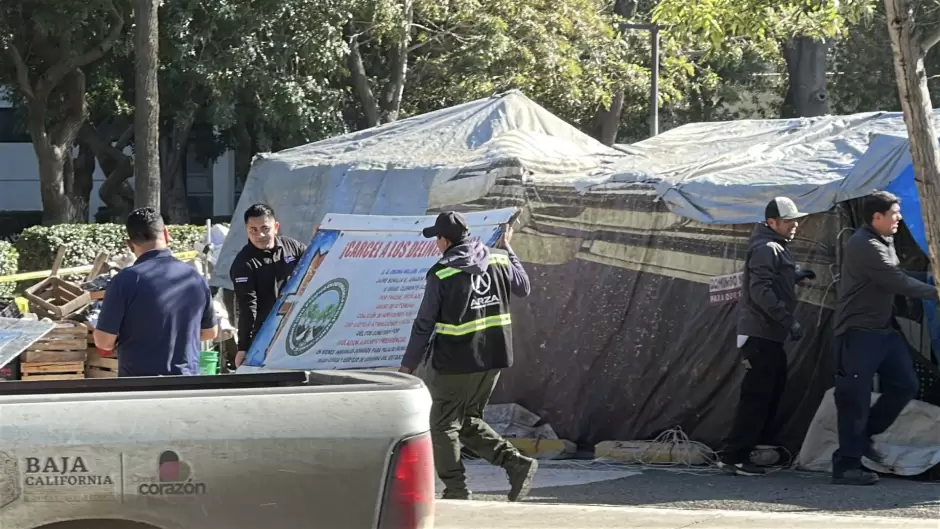 FGE y FESC de BC desalojan parque Benito Ju�rez; hay dos detenidos
