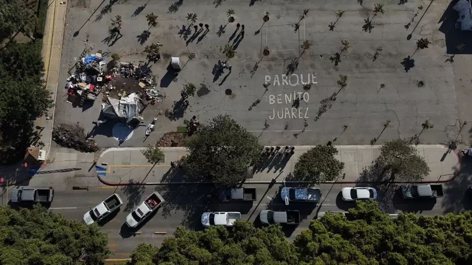 FGE y FESC de BC desalojan parque Benito Ju�rez; hay dos detenidos