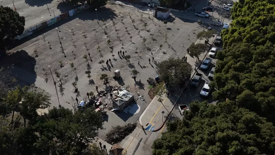 FGE y FESC de BC desalojan parque Benito Ju�rez; hay dos detenidos