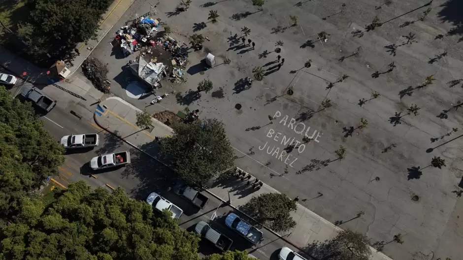 FGE y FESC de BC desalojan parque Benito Ju�rez; hay dos detenidos