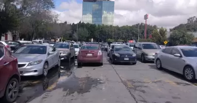 Congesti�n vial por estacionamiento de estudiantes en carriles de acceso a V�a R