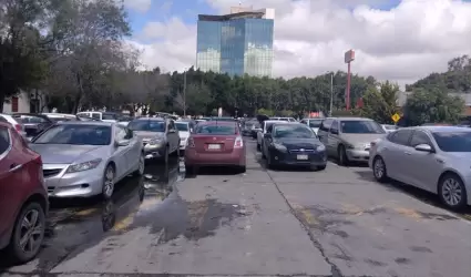 Congesti�n vial por estacionamiento de estudiantes en carriles de acceso a V�a R