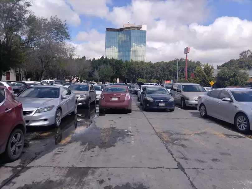 Congesti�n vial por estacionamiento de estudiantes en carriles de acceso a V�a R�pida