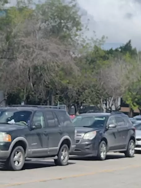 Congesti�n vial por estacionamiento de estudiantes en carriles de acceso a V�a R�pida