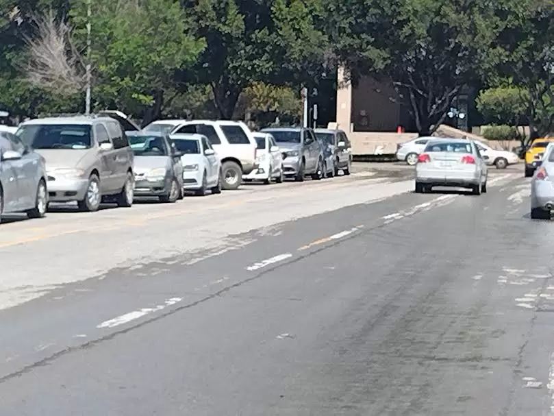 Congesti�n vial por estacionamiento de estudiantes en carriles de acceso a V�a R�pida