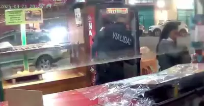 Polic�a roba cartera de clienta de una tienda