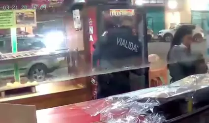 Polic�a roba cartera de clienta de una tienda