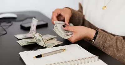 Latinos en EE. UU. comparan m�todos tradicionales y modernos para enviar dinero.