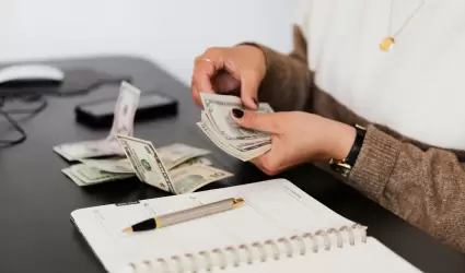 Latinos en EE. UU. comparan m�todos tradicionales y modernos para enviar dinero.