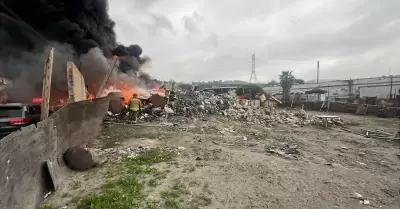 Bomberos atendieron incendio en recicladora de la colonia Garc�a