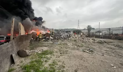 Bomberos atendieron incendio en recicladora de la colonia Garc�a