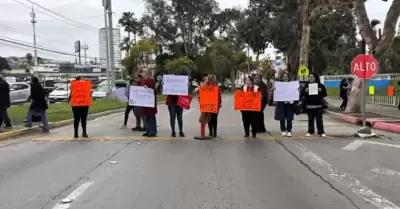 Padres de familia bloquean bulevar S�nchez Taboada por falta de maestros en pree