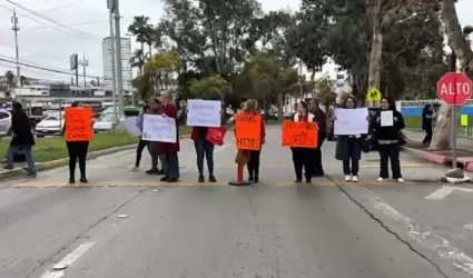 Padres de familia bloquean bulevar S�nchez Taboada por falta de maestros en pree