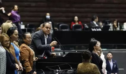 Cuauht�moc Blanco en la tribuna de la C�mara de Diputados